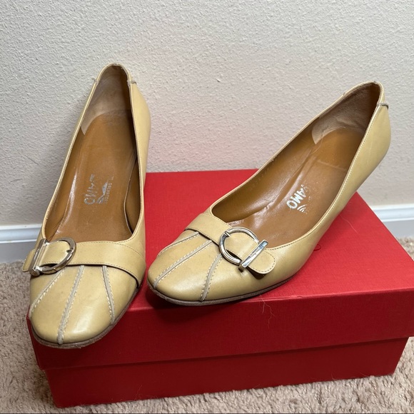 Vintage Salvatore Ferragamo 9B Kitten Heels Camel Beige - Picture 4 of 8